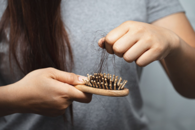 Queda de cabelo feminino: razões e tratamentos 