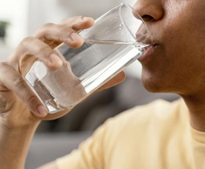 Beber água diariamente é mais importante do que você imagina. E a gente vai te contar o porquê!